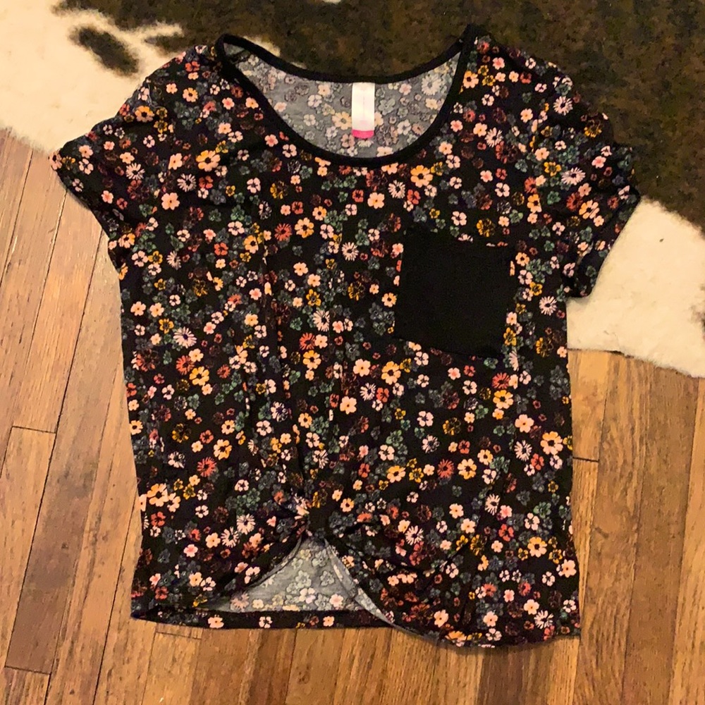 Adorable top with flower pattern